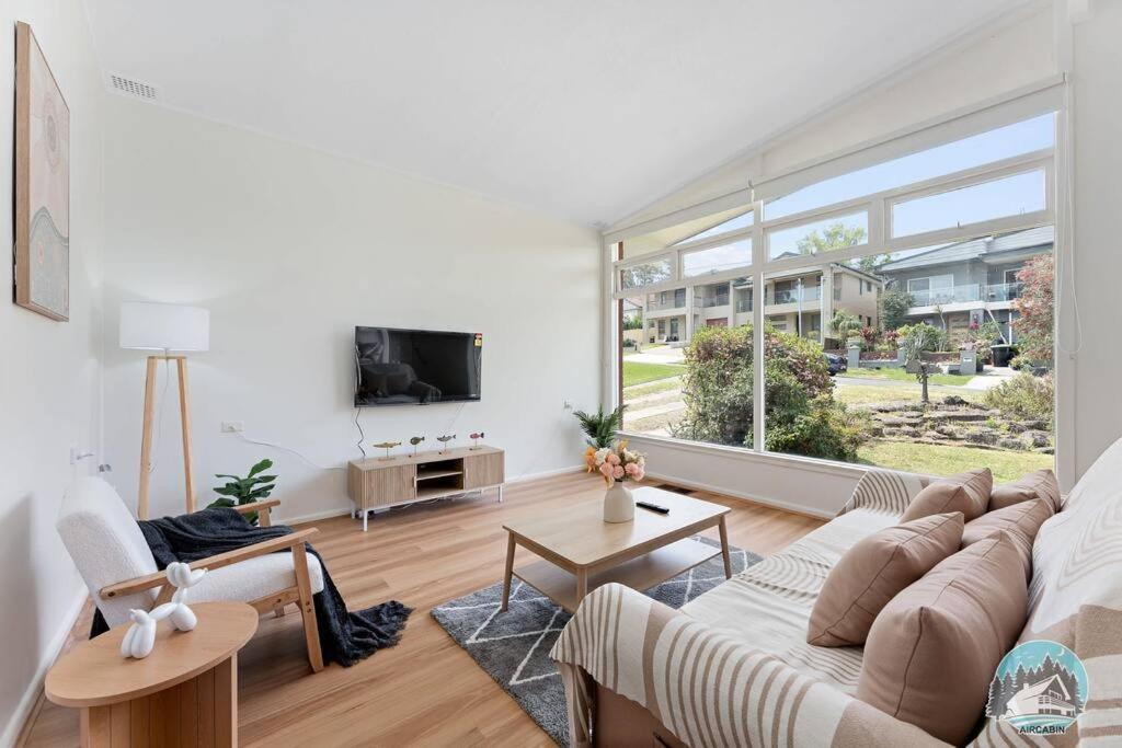 Modern House With Spacious Backyard In Telopea Holiday home *